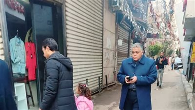 رئيس حي وسط بالإسكندرية يقود حملة مكبرة لإزالة فروشات الباعة الجائلين 