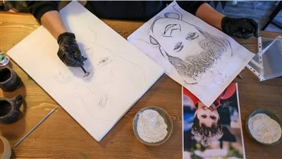 فنانة من دولة مسلمة ترسم لوحتين لامرأة برماد جثتها