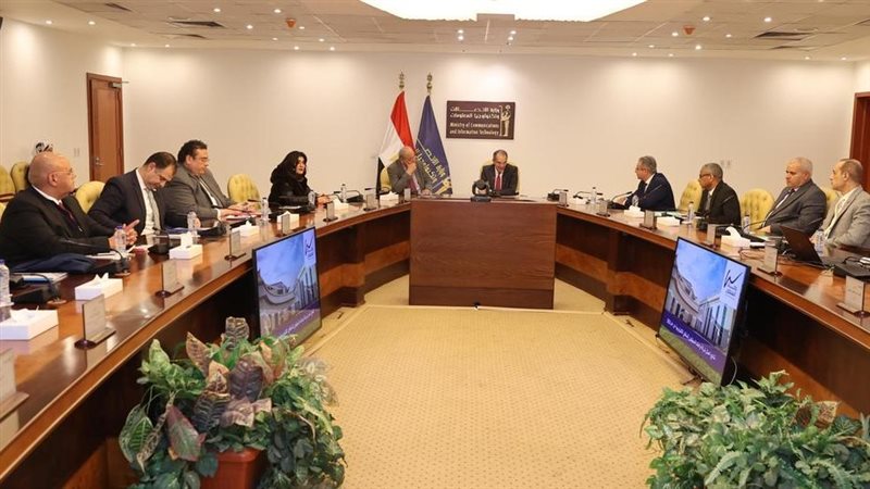 وزير الاتصالات خلال