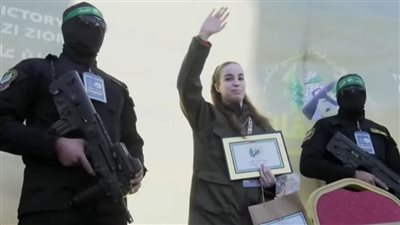 مجندة إسرائيلية مفرج عنها تثير الغضب بمقطع مستفز، والنشطاء: خليها تعود للأسر (فيديو)
