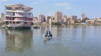 لجنة من الملاحة النهرية تفحص مركب المنصورة الجانح (صور) 