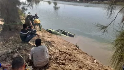 الصور الأولى لموقع السيارة الغارقة في ترعة بقنا 