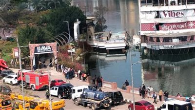جهود مكثفة للسيطرة على جنوح مركب سياحي في النيل بالمنصورة (صور)