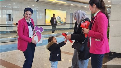 بالورود، مطار القاهرة يحتفي بيوم المرأة العالمي داخل صالات السفر والوصول