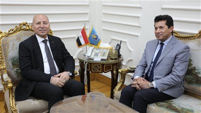 وزير الشباب يناقش مع محافظ القاهرة تنفيذ مبادرة 
