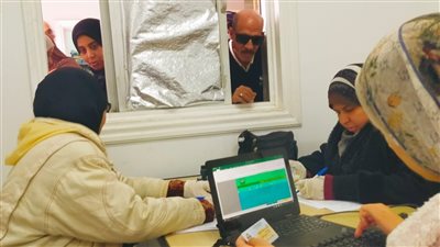 الكشف على ألف مريض خلال قافلة طبية بالعاشر من رمضان