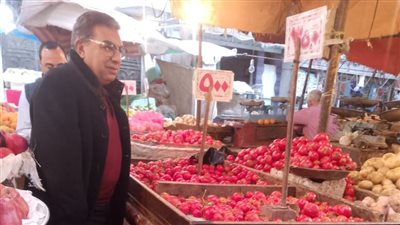محافظ الدقهلية يتفقد سوق كفر البدماص سيرا على قدميه دون موكب أو حراسة