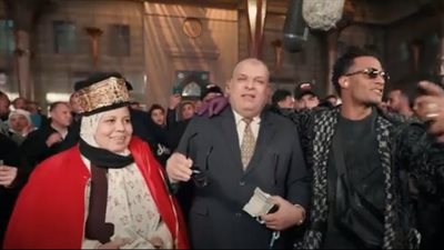  محمد رمضان يتسبب في بكاء رجل بالشارع (فيديو)