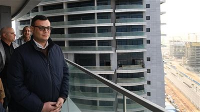 وزير الإسكان يتفقد كومبوند مزارين وبرج C2 بالعلمين الجديدة