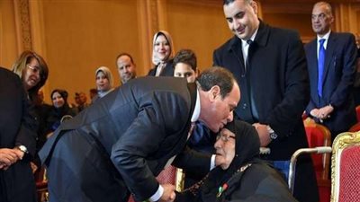 السيسي في اليوم العالمي للمرأة: السيدة المصرية رمز العطاء، شريكة فاعلة في مسيرة التنمية والبناء، سند وطنها في كل الظروف، ونحن ملتزمون بدعمها وتمكينها ورعايتها