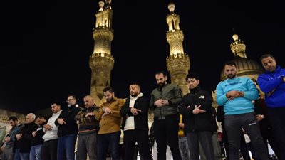 يرجون تجارةً لن تبور، آلاف المصلين يؤدون العشاء والتراويح في الجامع الأزهر (صور)