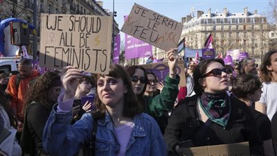 الآلاف يشاركون في مظاهرات يوم المرأة العالمي بفرنسا (فيديو)