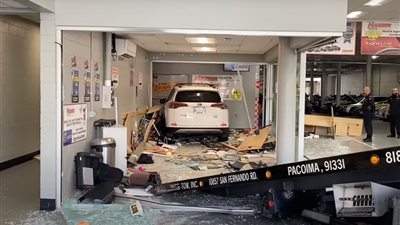 لحظة اقتحام سيارة مقر وكالة لبيع السيارات بولاية كاليفورنيا الأمريكية (فيديو)