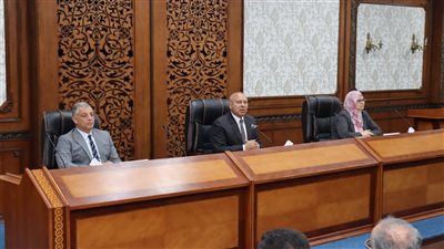 كامل الوزير يبحث تحديات المناطق الصناعية في الإسماعيلية 