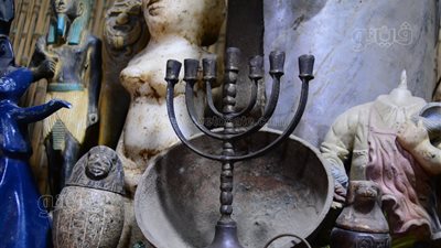 حكاية محل أنتيكات في شارع المعز.. قطع فنية إسلامية وفرعونية مصنوعة يدويا.. أحمد وصفي: ورثت المهنة من أجدادي.. وكل تحفة تحكي قصة (فيديو وصور)