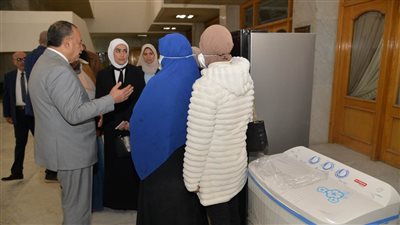 محافظ أسيوط يسلم جهازي عروسة لفتاتين يتيمتين