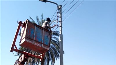 صيانة الأعطال وتركيب كشافات جديدة لرفع كفاءة منظومة الإنارة بأسيوط