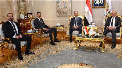 وزير الطيران يبحث مع وفد شركة 