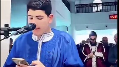 شاب يؤم المصلين بالتراويح ويتابع القراءة من المحمول يثير الجدل (فيديو)