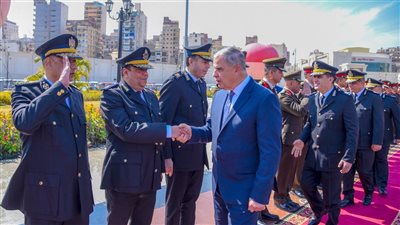 محافظ الإسكندرية ومدير الأمن يضعان إكليل الزهور على النصب التذكاري للشهداء