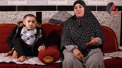  تسنده بقلبها قبل ذراعيها، قصة أم حملت ابنها على ظهرها 26 عامًا (فيديو) 