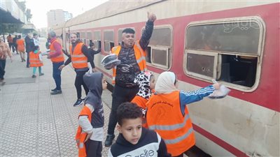 عادة سنوية، شباب بالمنوفية عزموا ركاب القطار على الإفطار (صور)