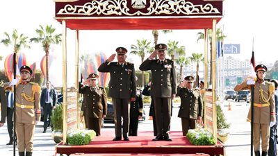 السيسي ينيب وزير الدفاع لوضع إكليل من الزهور على النصب التذكارى لشهداء القوات المسلحة