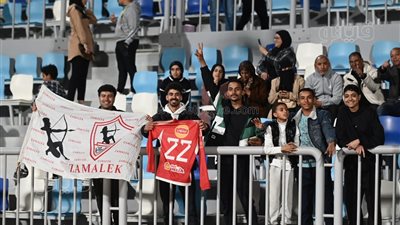 قبل مباراة مصر وجنوب إفريقيا، تيشرت إمام عاشور وعلم الزمالك يزينان المدرجات (صور)