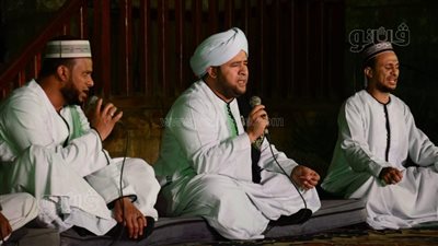 روحانيات مجلس الصلاة على النبي تسيطر على قلوب جمهور قبة الغوري في ليالي رمضان (فيديو وصور)