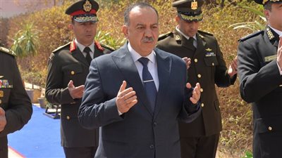 محافظ أسيوط ومدير الأمن يضعان إكليل زهور على النصب التذكاري بمناسبة يوم الشهيد