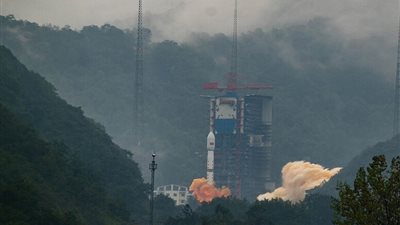 الصين تطلق قمرا صناعيا تجريبيا للاتصالات