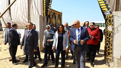 وزيرة التنمية المحلية ومحافظ القليوبية يضعان حجر الأساس لإنشاء حضانة متطورة لتجميع السيارات المضبوطة 