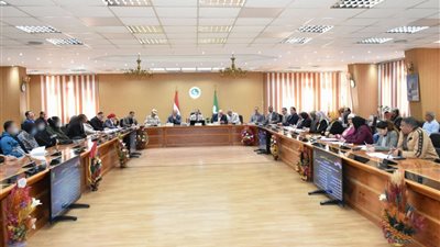 محافظ الشرقية يلتقي عددا من الأسر الأولى بالرعاية ويأمر بتلبية مطالبهم