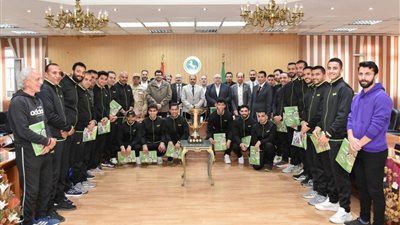 محافظ الشرقية يُكرم لاعبي فريق الهوكي رجال والجهاز الفنى 