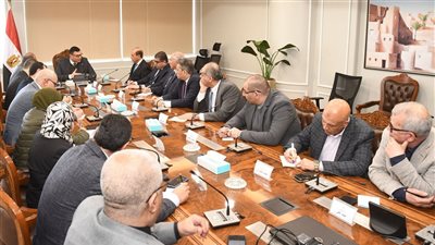 وزير الإسكان يتابع سير العمل بعدد من مشروعات الوزارة بمختلف القطاعات