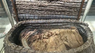 المتحف المصري بالتحرير يعرض قطعة أثرية نادرة لمومياء في وضع القرفصاء