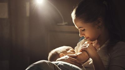 ما بعد الولادة، هل تحظى الموظفة الأم بالدعم الكافي؟ القانون يجيب 