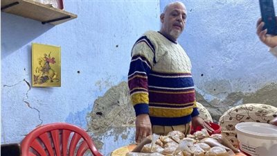 عادة منذ 20 عاما، مهندس قبطي يوزع وجبات السحور على المسلمين في المنيا (فيديو وصور)