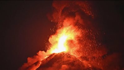 إجلاء مئات العائلات في جواتيمالا بسبب بركان فويجو و30 ألف شخص في مرمى الحمم البركانية 
