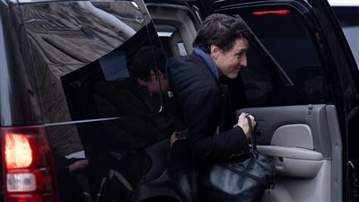 حاملا كرسيا ومخرجا لسانه، خروج غريب لرئيس الوزراء الكندي ترودو من البرلمان (صورة)