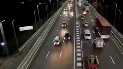 تسيير حركة المرور بالمنطقة الصناعية بأكتوبر بعد انقلاب سيارة وإصابة 4 أشخاص