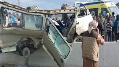 مصرع شخصين وإصابة 23 من عمال شركة غذائية شهيرة في تصادم سيارتين بطريق المحاجر بالبدرشين