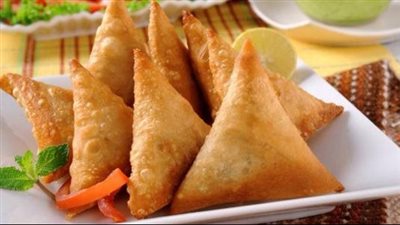 طريقة عمل السمبوسة بحشو البيتزا، مقبلات لذيذة على الإفطار 