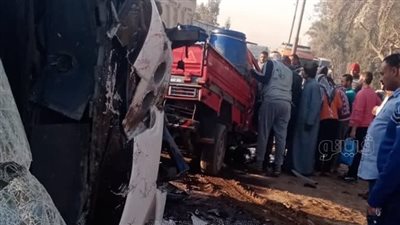 الصور الأولى لحادث تصادم سيارتين بطريق المحاجر بالبدرشين 