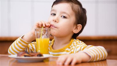 عصائر يجب إقلال تقديمها لطفلك حفاظا على صحته