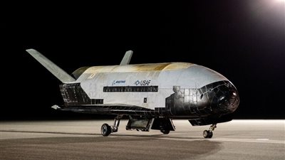 مركبة X-37B الأمريكية الغامضة تعود إلى الأرض