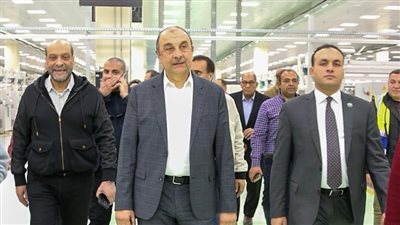 وزير قطاع الأعمال يتفقد مصانع شركة مصر للغزل والنسيج بالمحلة ويشارك العاملين الإفطار الرمضاني