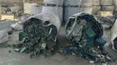 ضبط مصنع يحتوي على كميات من النفايات الإلكترونية الخطرة لإعادة تدويرها بكرداسة