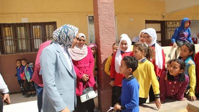 نائب محافظ الوادي الجديد تتابع انضباط العمل بمدرسة الشركة (٨) والوحدة الصحية 