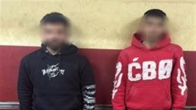 فيديو يرصد الواقعة، القبض على سائقي ميكروباص بتهمة إلقاء ألعاب النارية على قائدي السيارات بالجيزة 